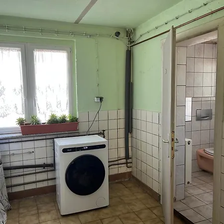 Appartamento Schoene Mit Gemeinsamer Nutzung Von Bad, Toilette Und Kueche