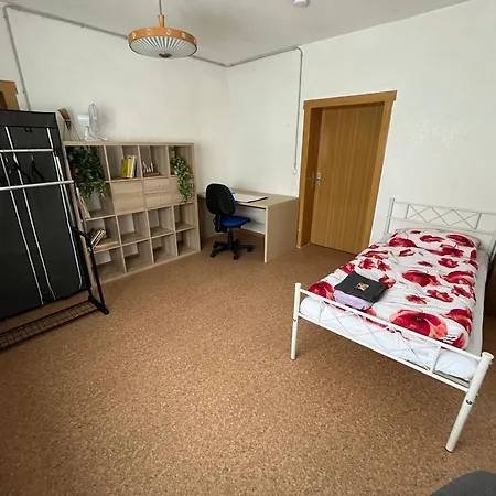 Schoene Mit Gemeinsamer Nutzung Von Bad, Toilette Und Kueche *