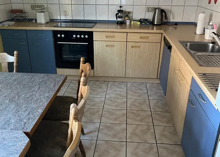 Appartement Schoene Mit Gemeinsamer Nutzung Von Bad, Toilette Und Kueche