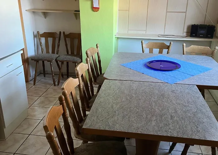 Daire Schoene Mit Gemeinsamer Nutzung Von Bad, Toilette Und Kueche