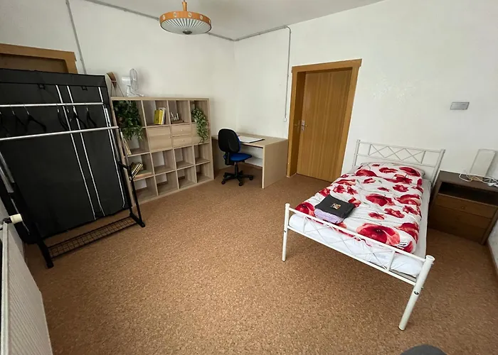 Schoene Mit Gemeinsamer Nutzung Von Bad, Toilette Und Kueche *